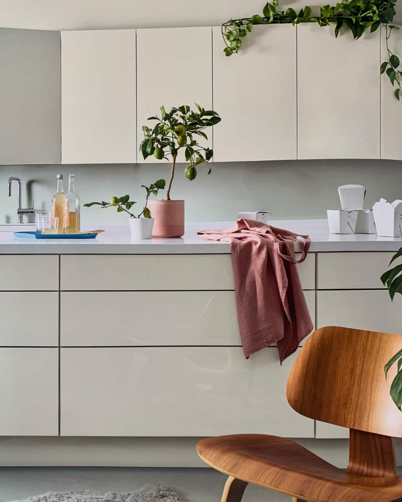 Auch für Küchen passt die Trendfarbe 2020 @Sikkens